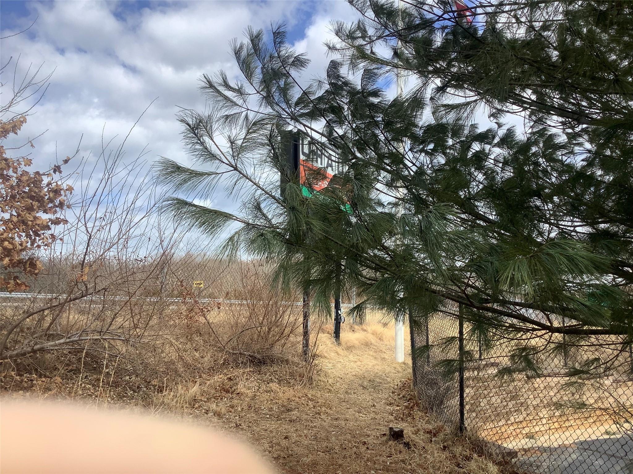 (Left of 2080 River Road) River Road