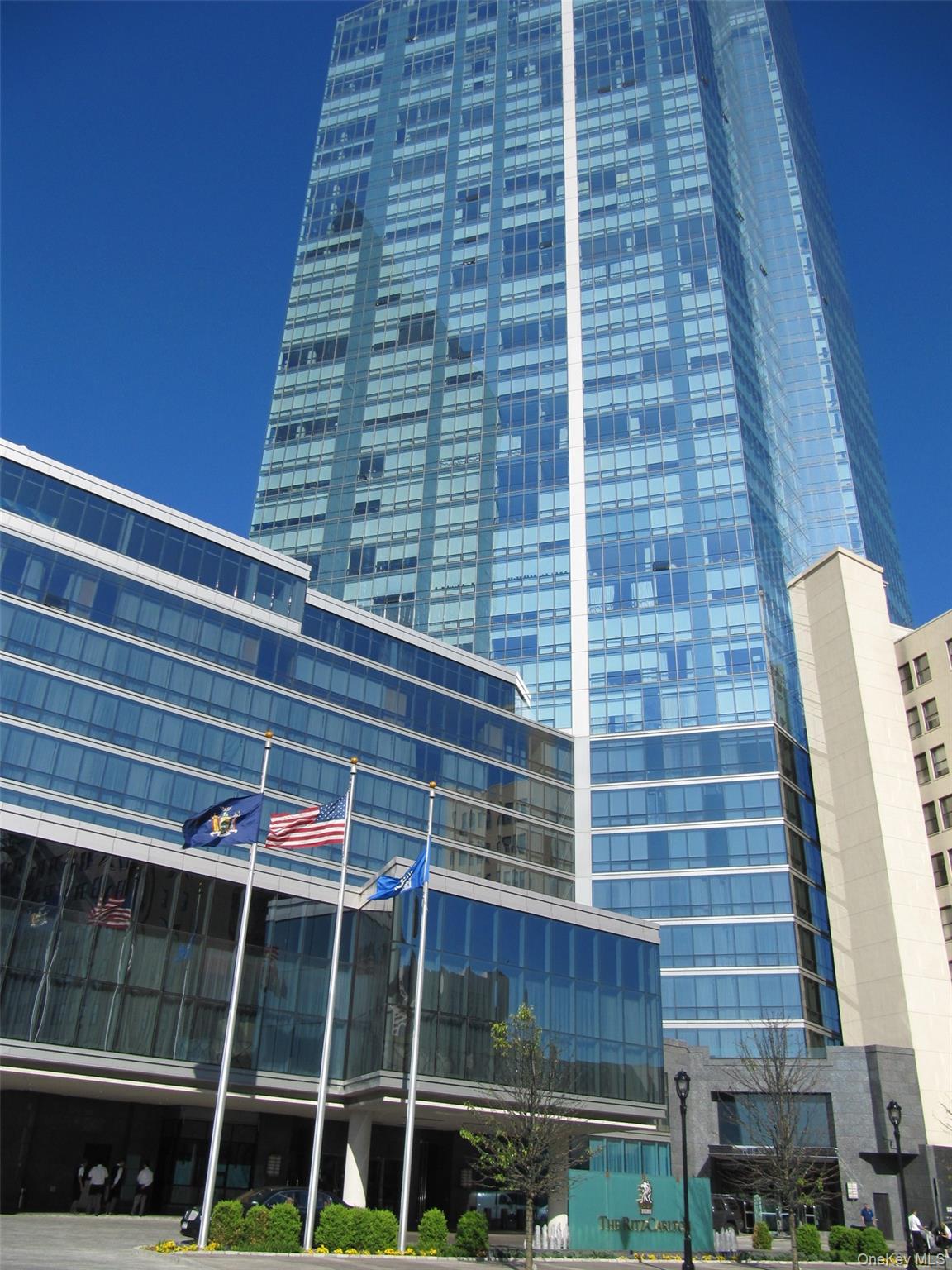 1 Renaissance Square