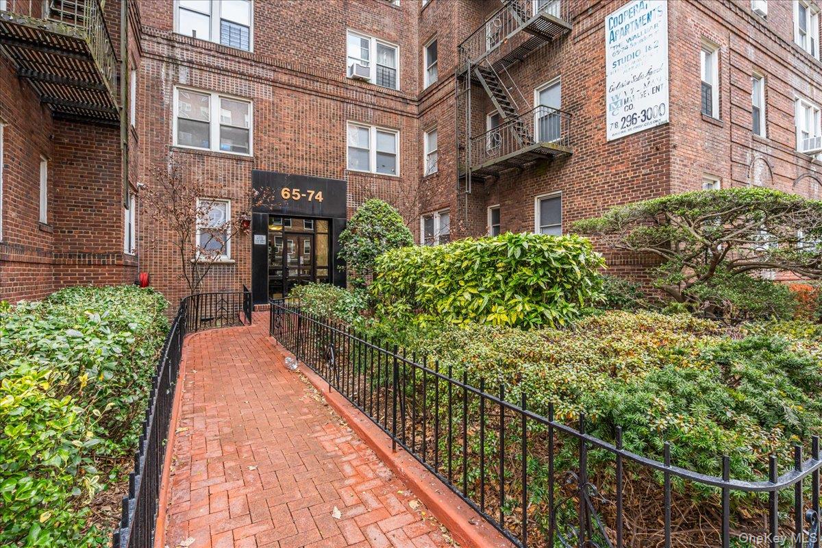 65-74 Saunders Street