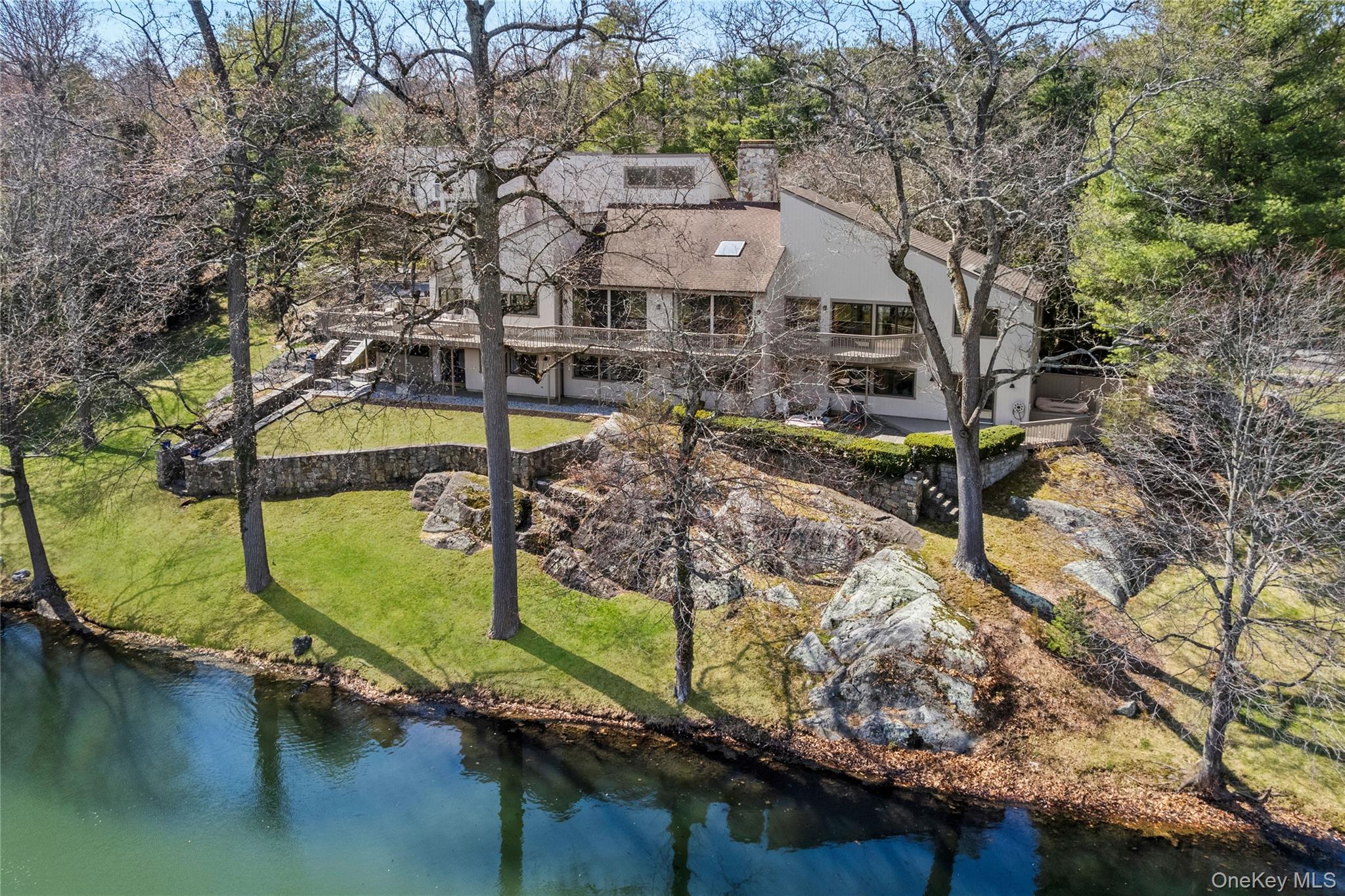 3 Lakeside Drive