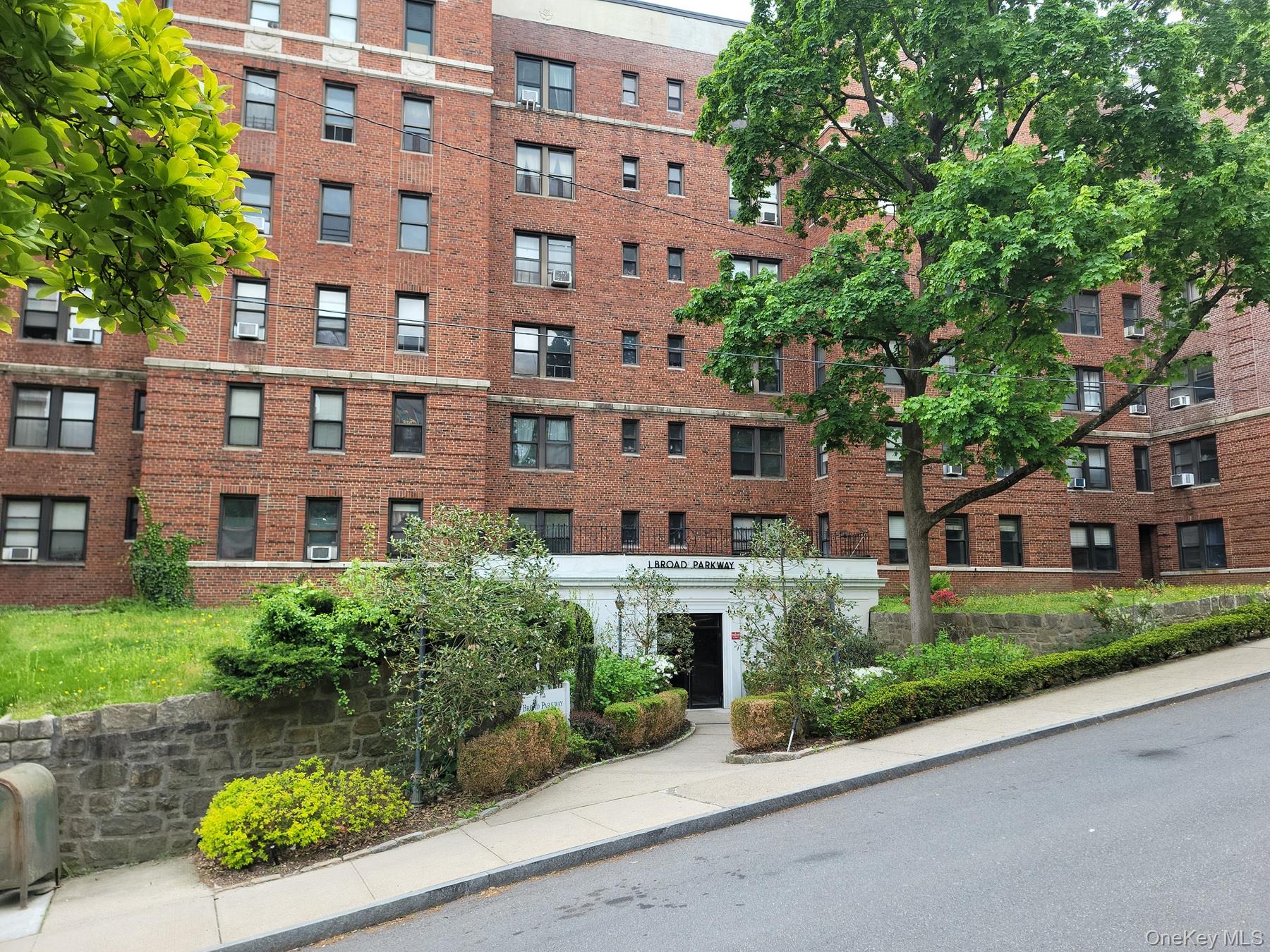 1 Broad Parkway