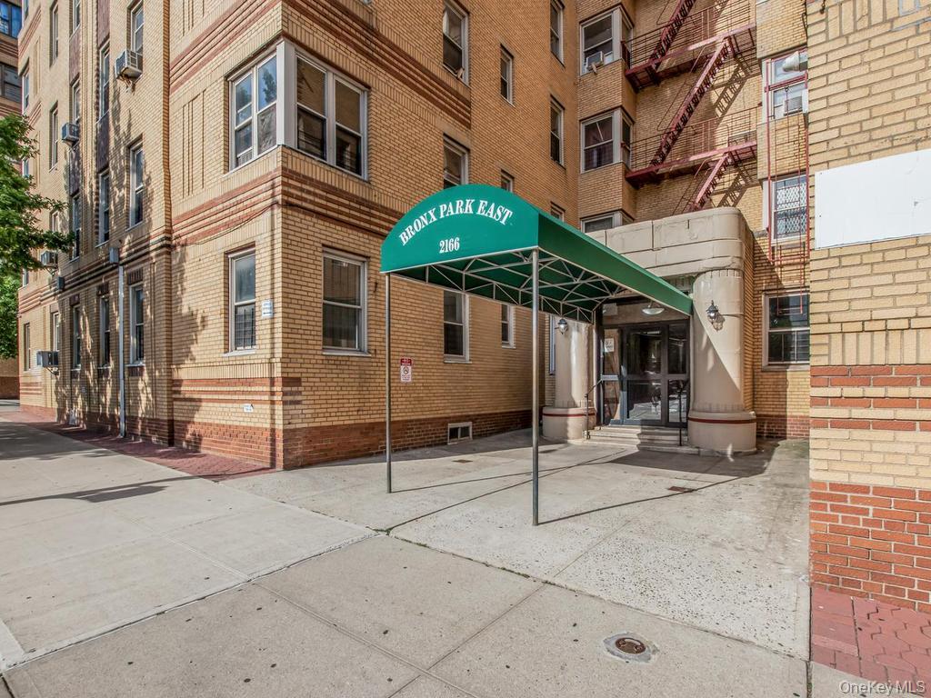 2166 Bronx Park