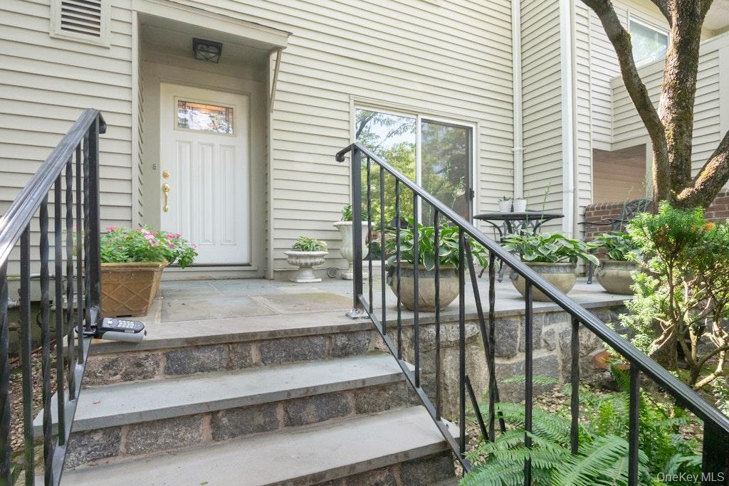 8 Waterside Close