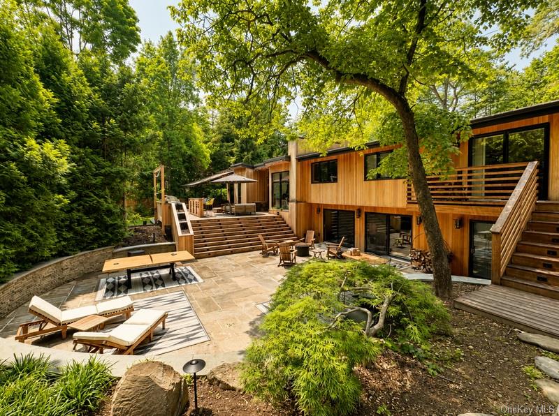 14 Tall Tree Court