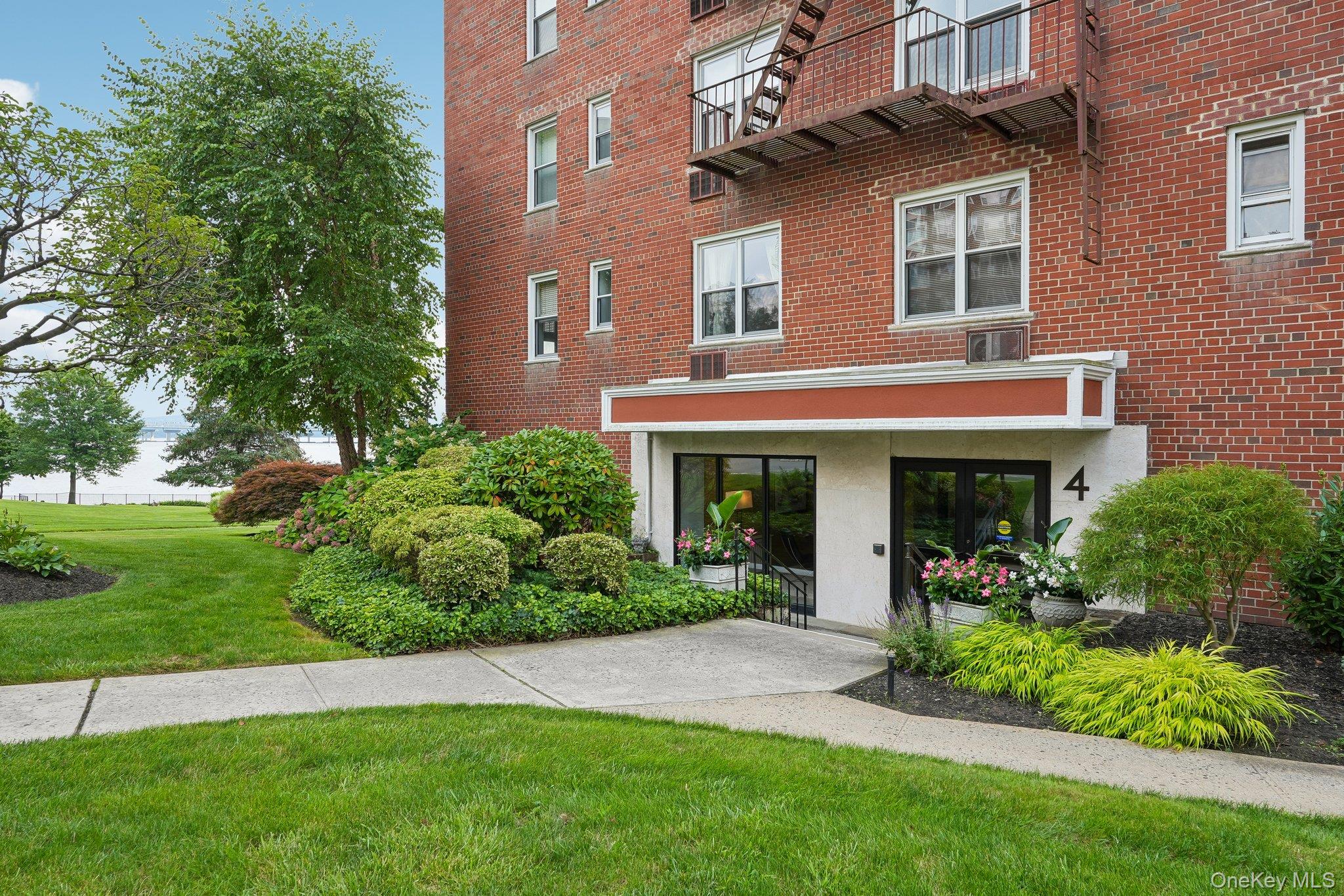 4 Salisbury Point