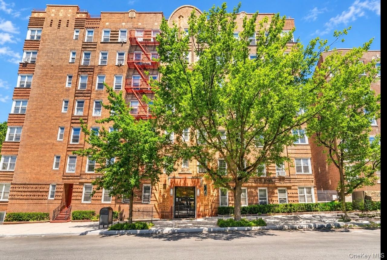 601 Pelham Parkway