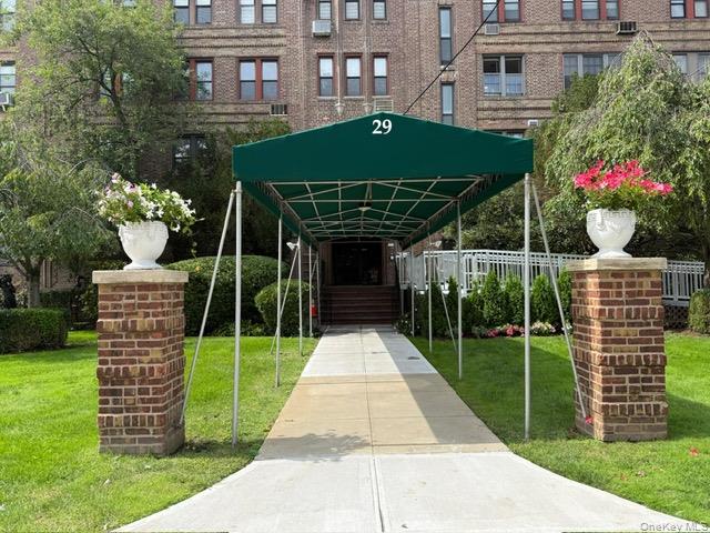 29 Woodmere Boulevard