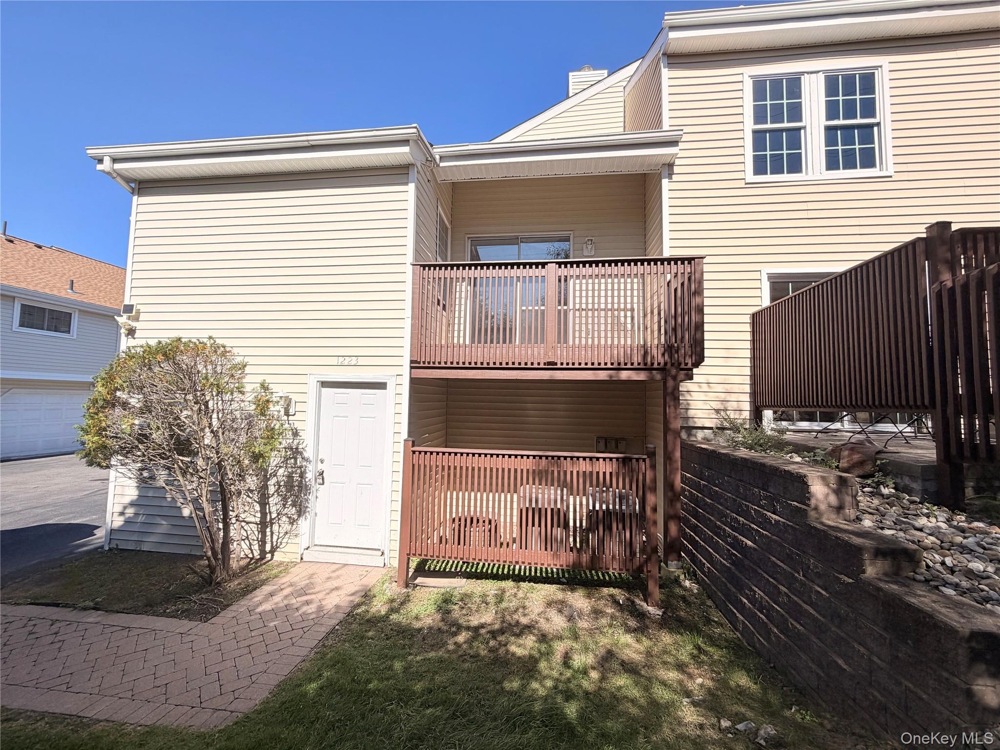 1223 Whispering Hills