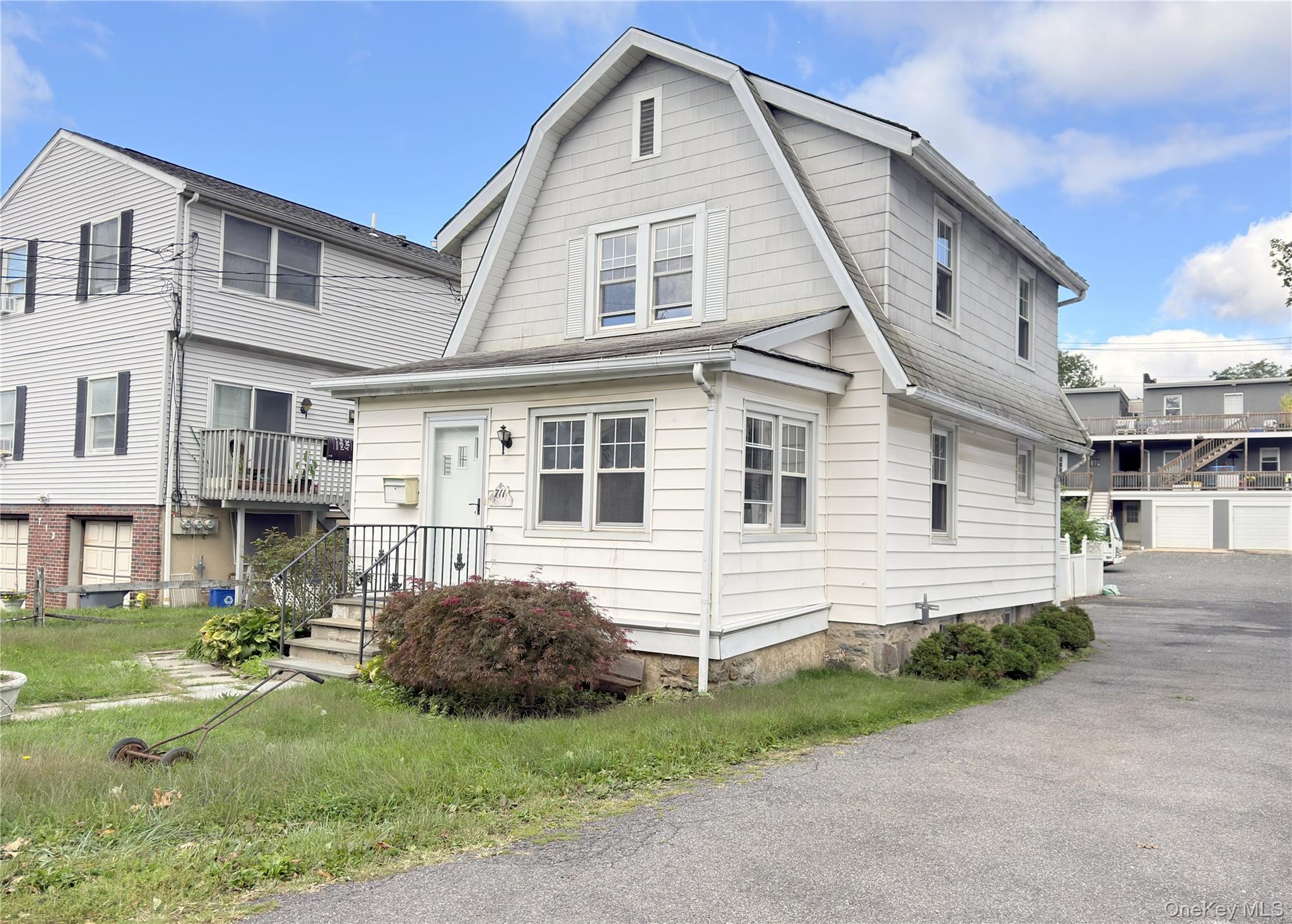 711 Hall Street